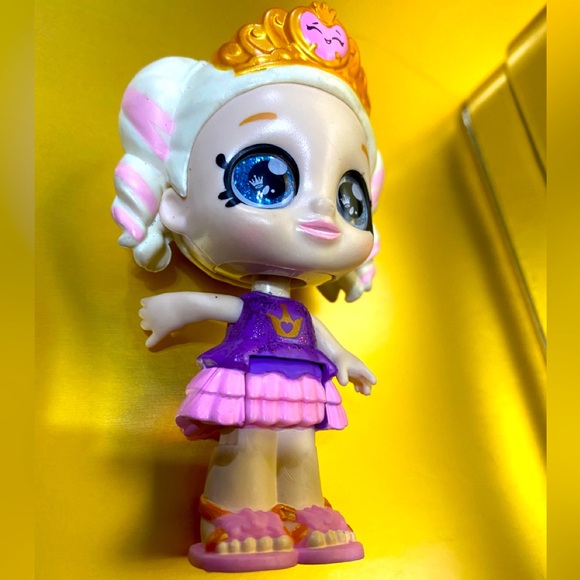 KINDI KIDS BOBBLE DOLL SERIES 2 POSEABLE DOLL BIG BLUE GLITTERY EYES, GOLD TIARA - Picture 3 of 9